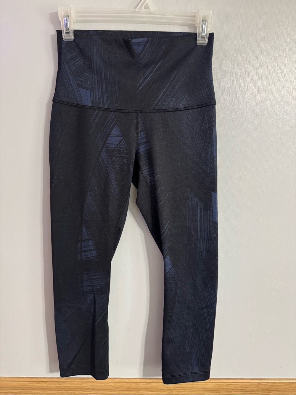 lululemon athletica Navy and Black Leggings with Brushstrokes Size 6
